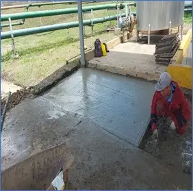 Vaciado de losa de concreto en obra dentro de una planta industrial