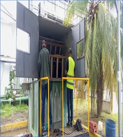 Técnicos desmontando el interior de un equipo de proceso deteriorado