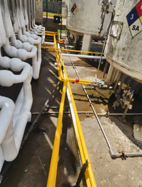 Tuberías rehabilitadas y codificadas por color en el área de tanques